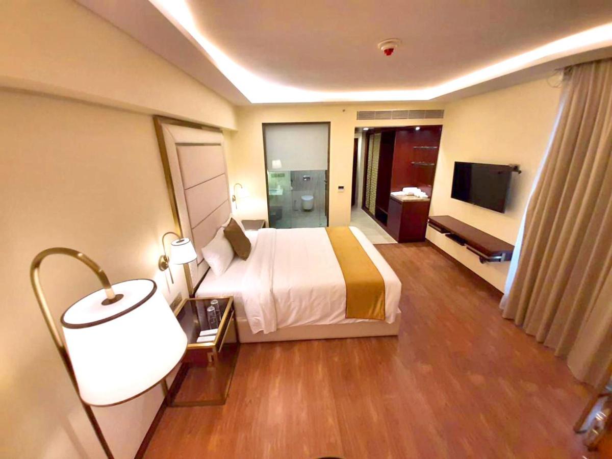 Kay-Em Spectra Hotel Chennai Exteriör bild